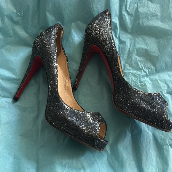 LOUIS VUITTON, BLACK SEQUINS OPEN TOE HEELS 40 1/2 with original red bag - Picture 3 of 13